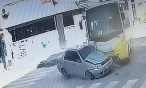 Bursa'da halk otobüsüyle otomobil çarpıştı: 1'i ağır 7 yaralı