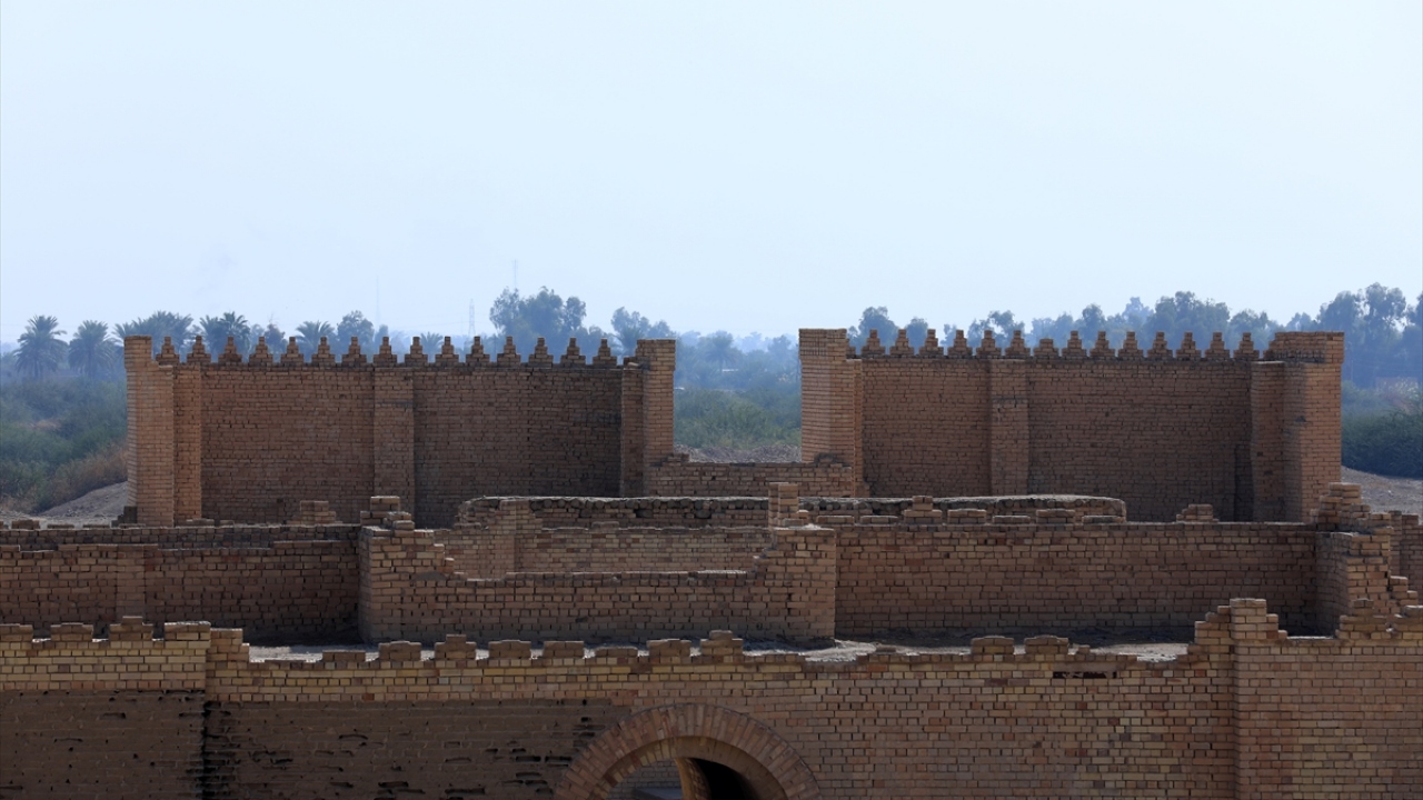 Eski Mezopotamya`da Sümerlerde, Babillerde ve Asurlarda bir çeşit tapınak olan zigguratlara, Irak`ın çeşitli bölgelerinde rastlamak mümkün.
