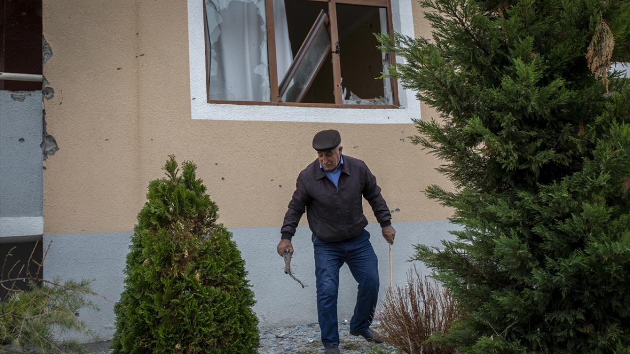 Terter`de bulunan Yeni Kasaba sitesinde kalan vatandaşlar, Azerbaycan ile Ermenistan arasında Dağlık Karabağ krizine ilişkin yapılan anlaşmanın ardından bombardımanlarda hasar gören evlerine dönerek temizlik yaptı.