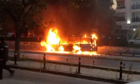 Maltepe'de alev alan minibüs küle döndü