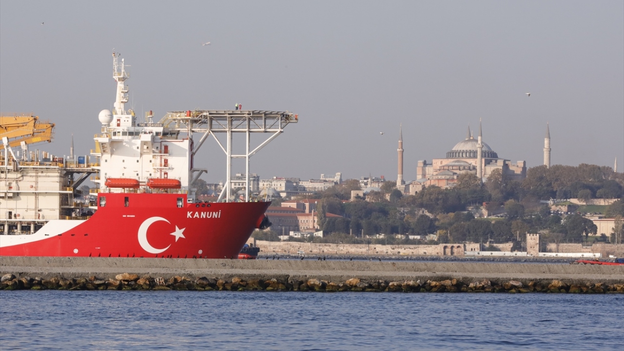 İstanbul boğazında geçiş için hazırlıklarını tamamlayan Kanuni boğazda güzel görüntüler oluşturdu.