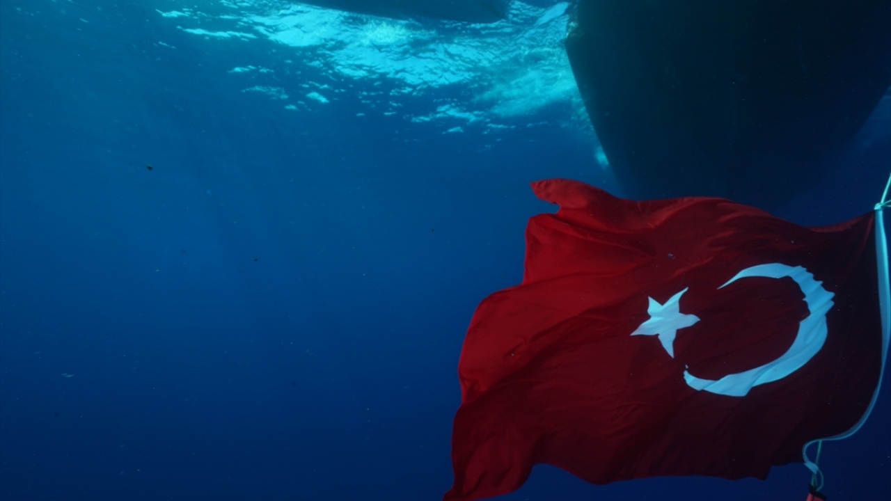 Antalya`da özel bir seyahat firması tarafından düzenlenen ödüllü fotoğraf yarışması kapsamında, Türkiye`den 6 fotoğrafçı, 25 Ekim-1 Kasım`da Kızıldeniz`deki Brothers Adaları, Daedalus feneri ve Elphinstone resifinde dalış yaptı.