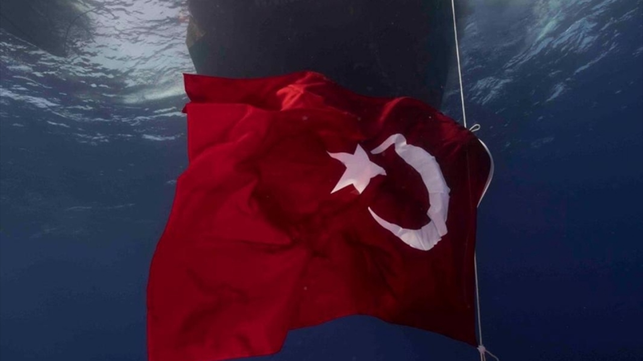 Organizasyonun aynı zamanda 29 Ekim Cumhuriyet Bayramı`na denk gelmesiyle Türk Bayrağı Kızıldeniz`de dalgalandırıldı.