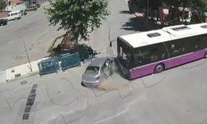 Otobüs ile otomobil çarpıştı, genç kız ezilmekten son anda kurtuldu