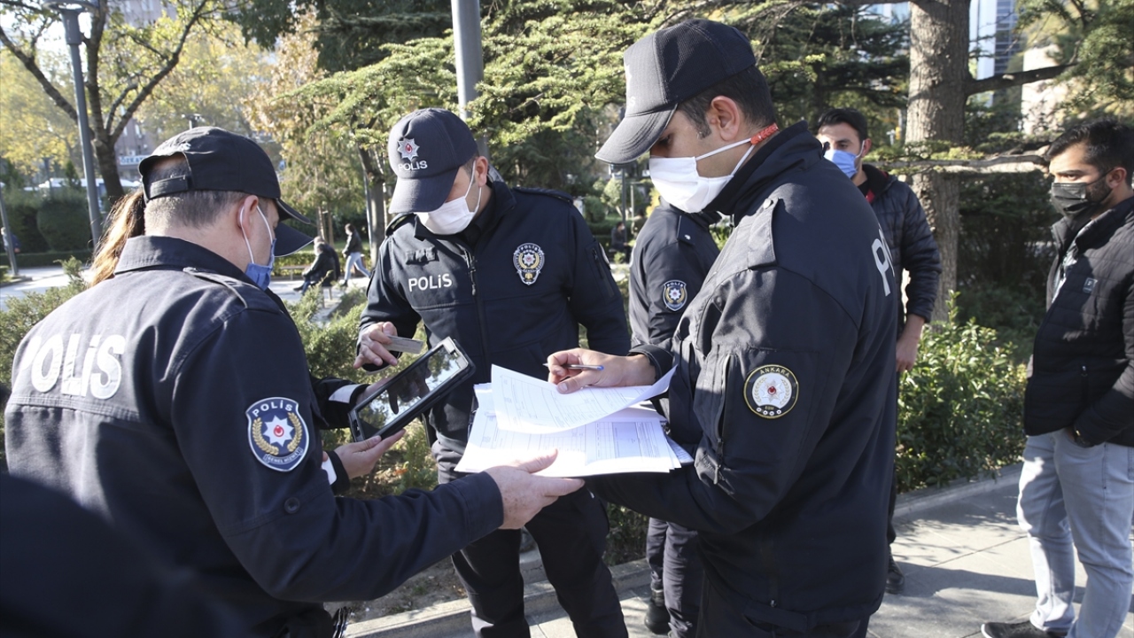 Valiliklere gönderilen "Koronavirüs Tedbirleri" konulu ek genelge kapsamında, tüm illerde vatandaşların özellikle yoğun olarak bulunduğu cadde ve sokaklarda sigara içmek yasaklandı.