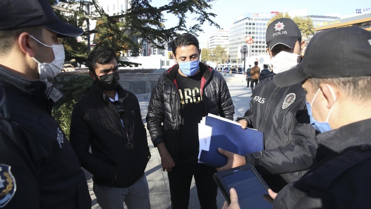 Ankara`da polis ekipleri, Kızılay meydanı ve çevresinde denetim yaptı. Yasağın ilk gününde uygulamadan memnun olanlar kadar şikayet eden vatandaşlar da oldu.