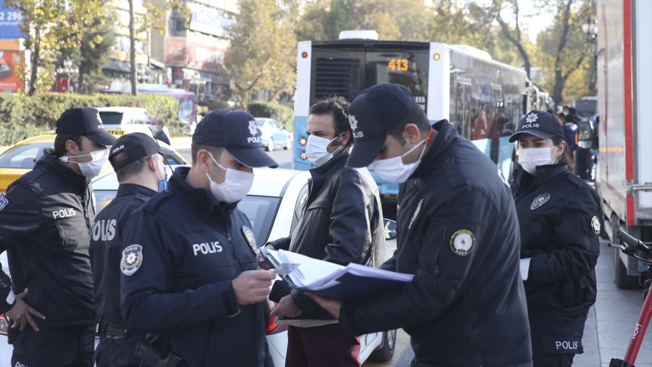 Denetimler kapsamında Çankaya İlçe Emniyet Müdürlüğüne bağlı ekipler, yasağa uymayan vatandaşlara cezai işlem uygularken, sigara yasağından haberi olmayanlar ise uyarıldı.