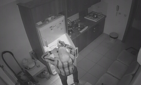 Hırsız, içtiği su şişesini doldurup tekrar dolaba koydu