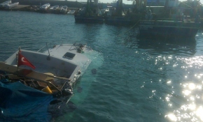 Yumurtalık'da batan balıkçı teknesindeki 6 kişi kurtarıldı