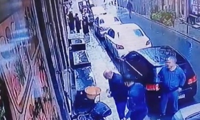 Balkondan sepetle sarkıtılan silahlarla saldırı kamerada