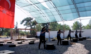 Antalya'da kadın polisler silahlı performanslarıyla göz doldurdu