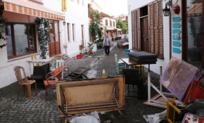 Seferihisar'da tsunaminin izleri siliniyor