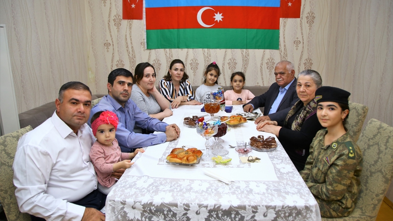 Ülkenin farklı yerlerinde yaşayan Şuşalı aileler de bir zamanlar terk etmek zorunda kaldıkları memleketlerinin işgalcilerden temizlenmesini bayram havasında karşılıyor.