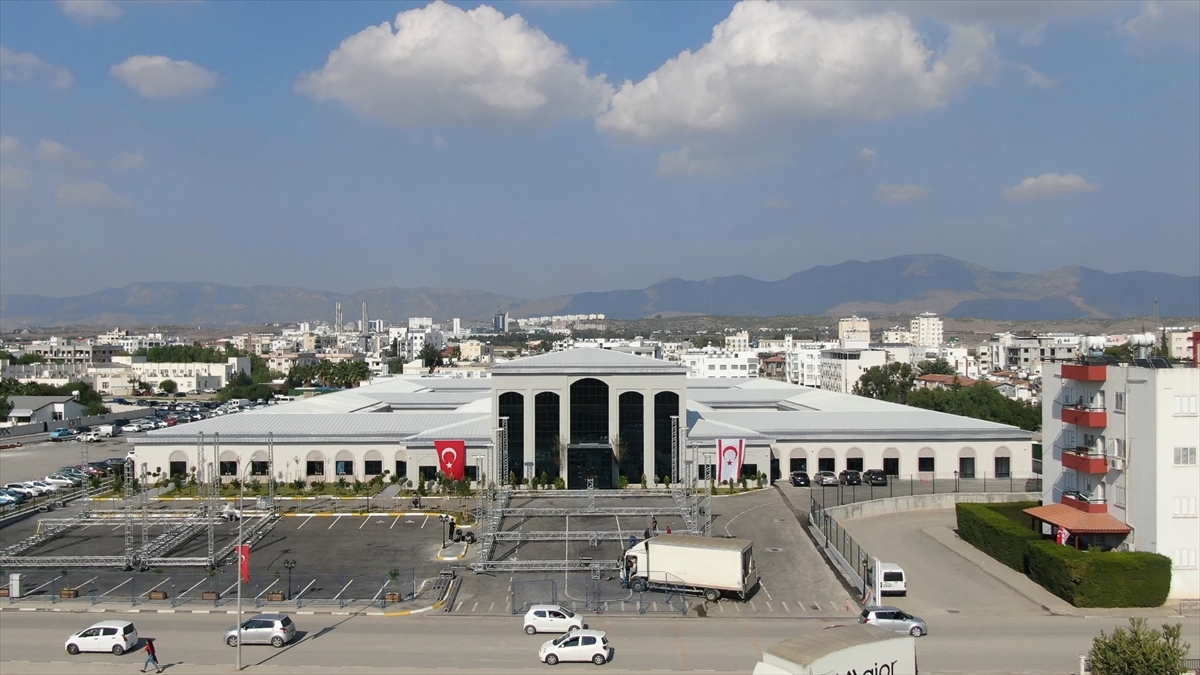 Türkiye tarafından KKTC’de yaptırılan ve İnşasına ağustosta başlanan Lefkoşa Acil Durum Hastanesi, 24`ü yoğun bakım odası olmak üzere toplam 100 yatak kapasitesine sahip.