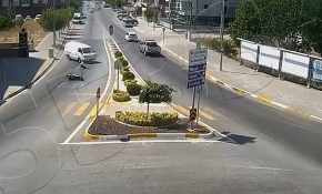 Motosiklet devrildi, minibüsün altında kalmaktan son anda kurtuldu