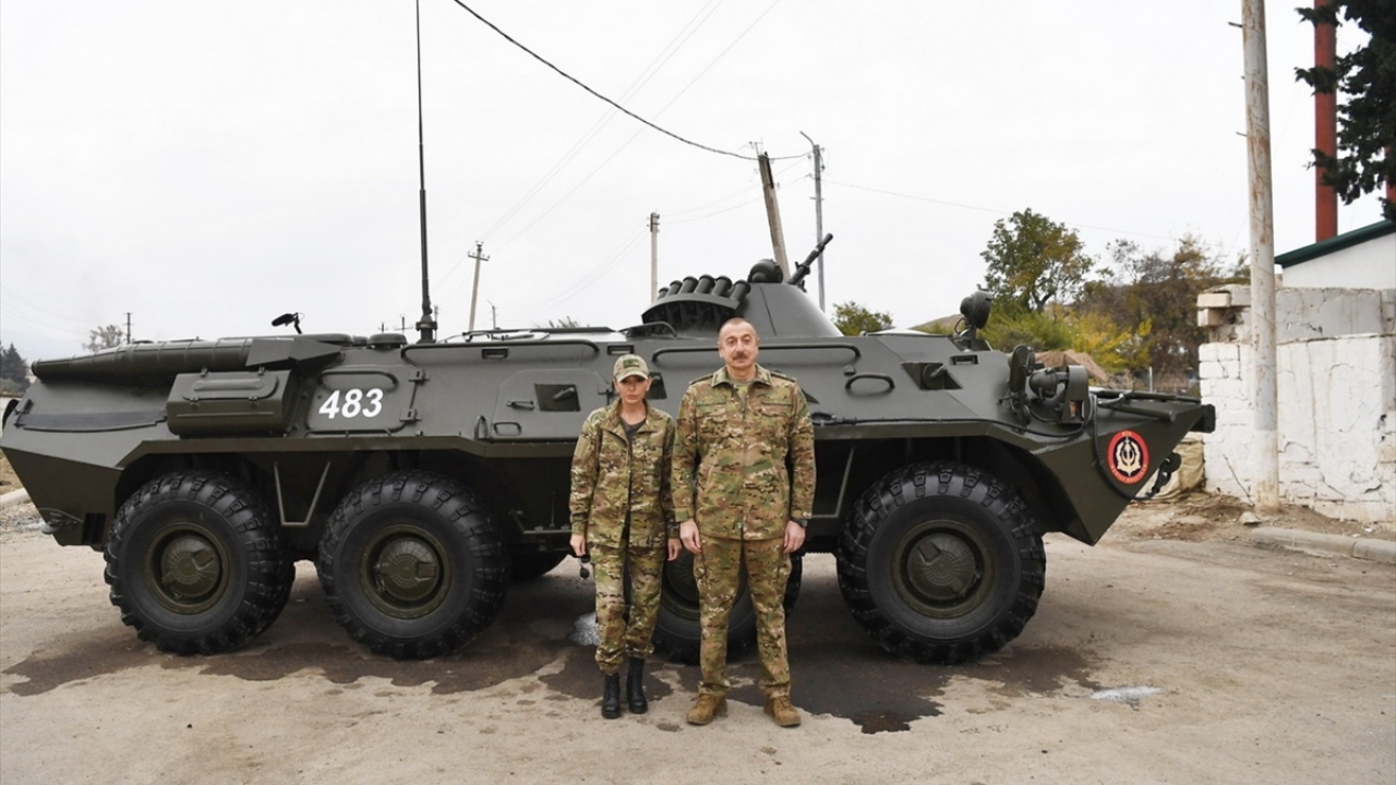 Aliyev`in eşi Mihriban Aliyeva`nın İnstagram sayfasından paylaştığı görüntülerde, Cumhurbaşkanı Aliyev`in kendi kullandığı araçla ziyaretleri gerçekleştirdiği görülüyor.