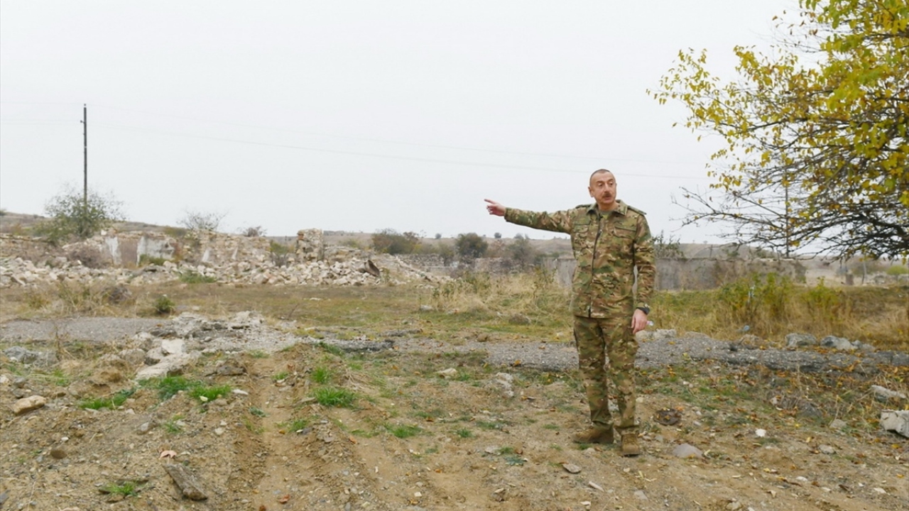 Aliyev, çevrede harabe durumda olan evleri göstererek, "Bunlar da vahşi düşman tarafından yıkılan Azerbaycan vatandaşlarına ait evlerdir." diyor. 