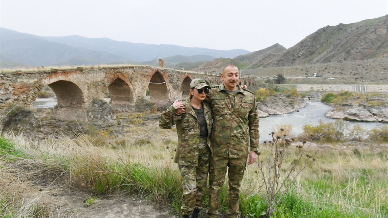 İlham Aliyev, görüntülerde, Cebrail ilinde bulunduklarını ve tarihi Hudaferin Köprüsü istikametinde gittiklerini söylüyor.