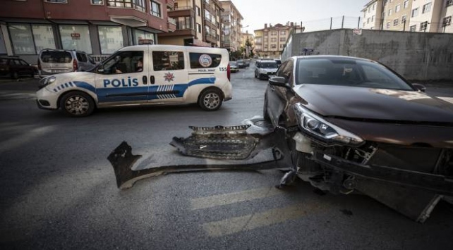 Başkentte ekip aracıyla otomobil çarpıştı: 3 yaralı