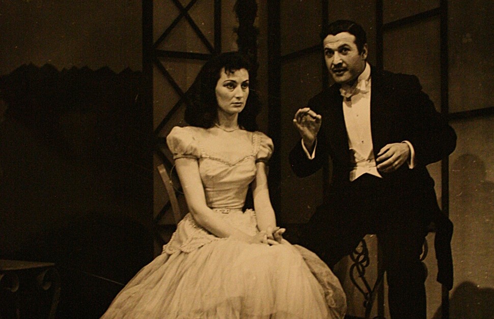 1954-1955 sezonunda sanatseverlerle buluşan ve Kenter`in (solda) başrollerini usta oyuncu merhum Cüneyt Gökçer (sağda) ile paylaştığı Jean Anouilh`ın "Şatoya Davet" oyunundan bir fotoğraf da tiyatronun ilk yıllarına ışık tutuyor. (Arşiv)