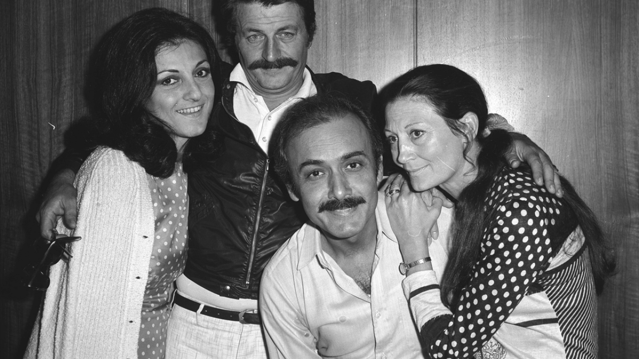 20 Haziran 1972`de Tiyatro sanatçıları Kenter (sağda), Müşfik Kenter (sol 2) ve Şükran Güngör (sağ 2). (Arşiv)