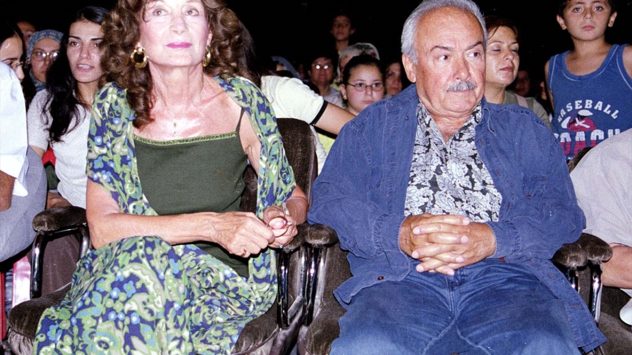 21 Temmuz 2000`de Tut Kültür Festivali`nin onur konukları arasında Kenter ve Şükran Güngör. (Arşiv)