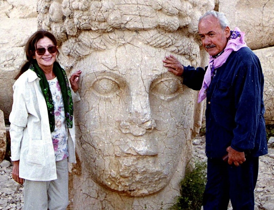 22 Temmuz 2000`de Nemrut ören yerini gezen Kenter ve Şükran Güngör, fotoğraf çektirdiler. (Arşiv)