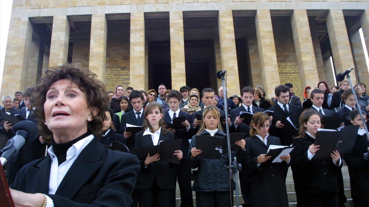 10 Kasım 2003`de Türkiye Cumhuriyeti`nin Kurucusu Büyük Önder Atatürk`ün, ebediyete intikalinin 65. yıldönümünde İstanbul Üniversitesi Devlet Konservatuarı, sanatçı Kenter`in katılımıyla bir oratoryo sundu. (Arşiv)