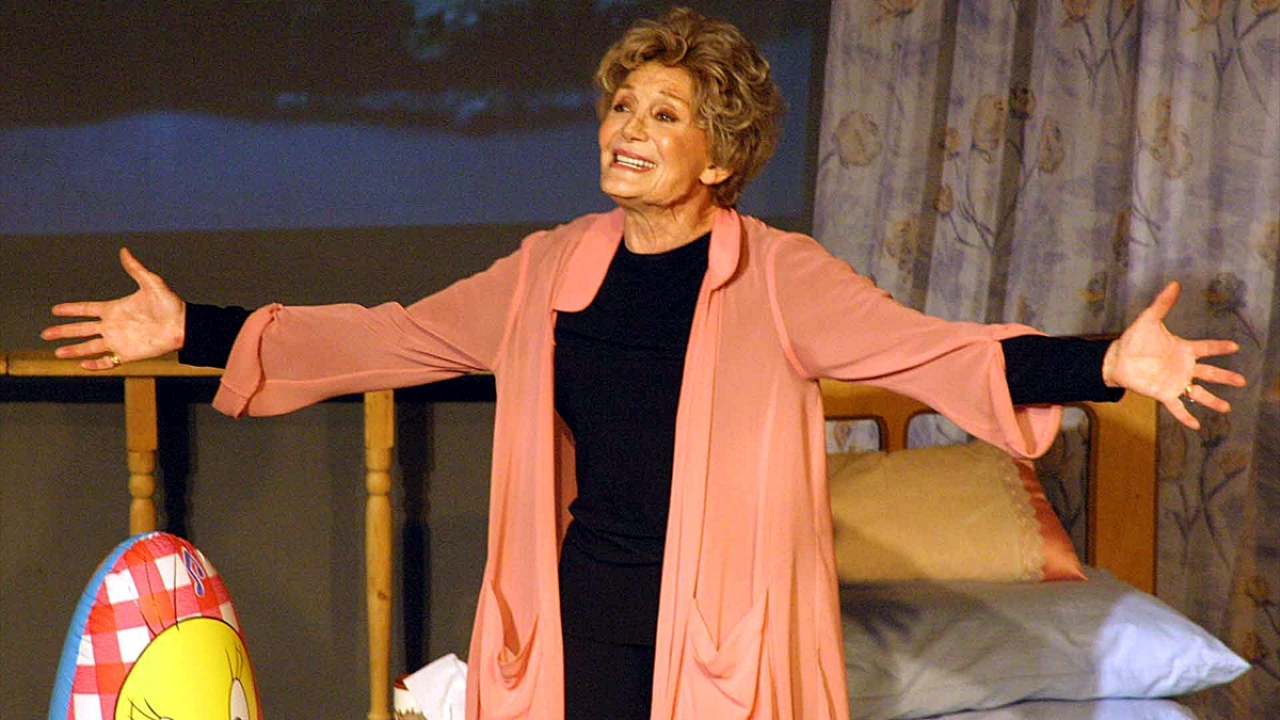 2 Nisan 2005`de Tek Kişilik Oyunlar Festivali`nde Ankaralı sanatseverlerin konuğu Yıldız Kenter oldu. (Arşiv)