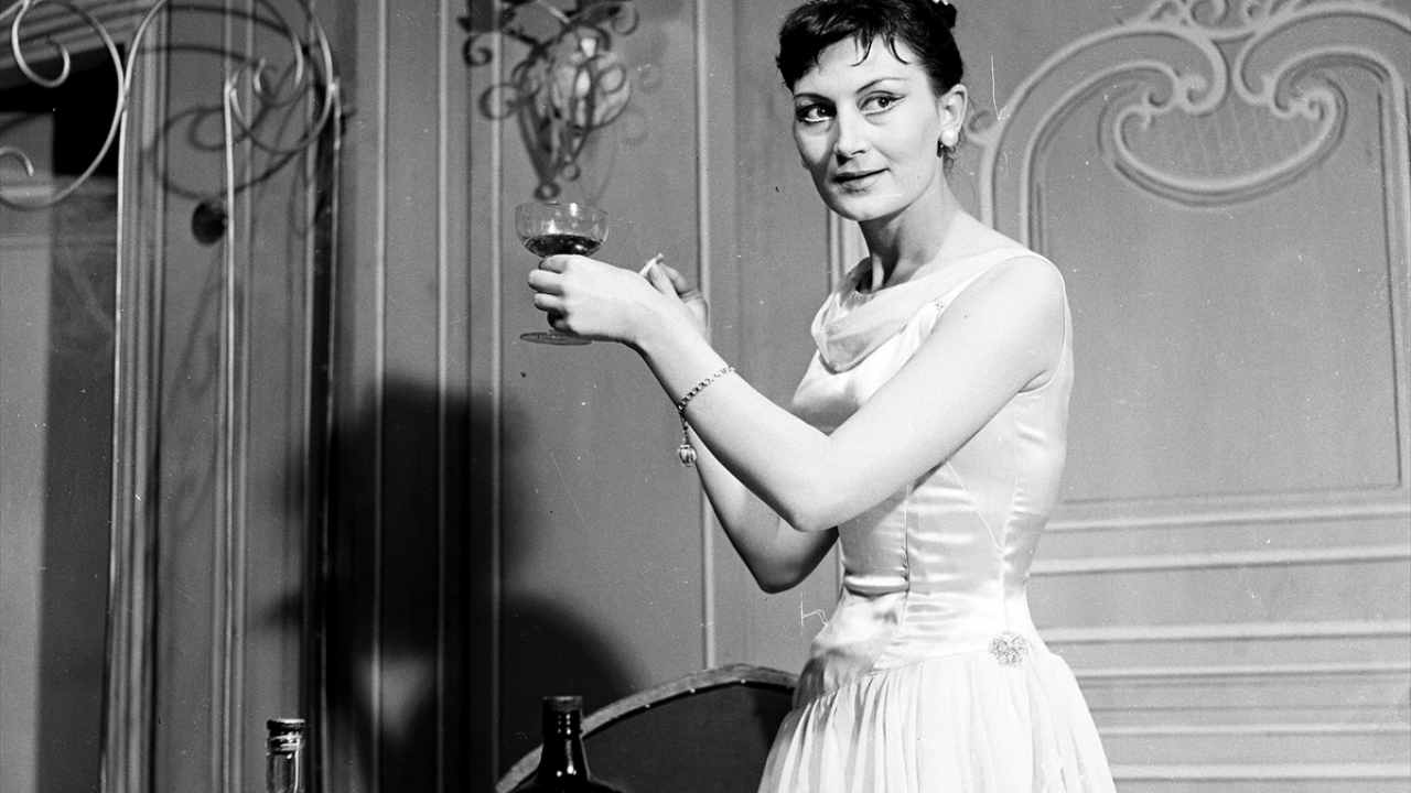 Kenter, 1957-1958 yıllarında Ladislas Fodor`un "Çöl Faresi" oyununda sahnede yer aldı. (Arşiv)