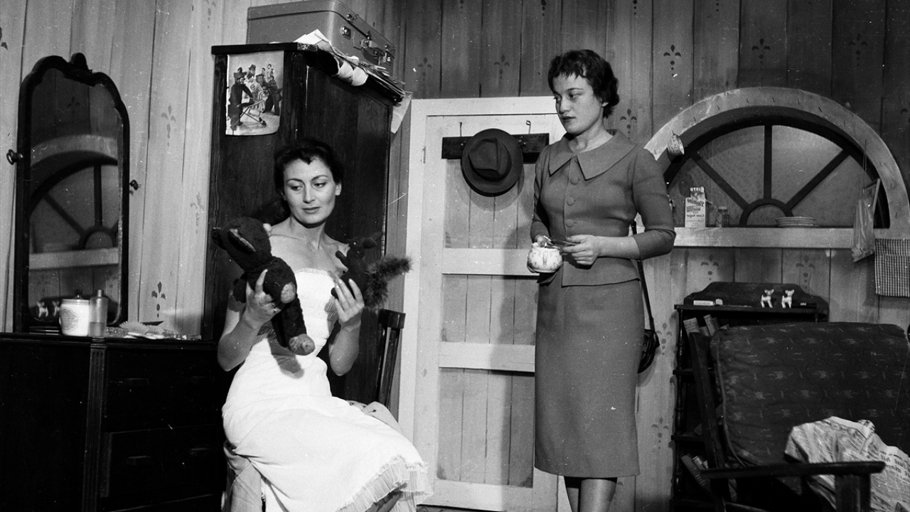 Kenter (solda), John Osborne`un 1958`de sahnelenen "Öfke" oyununda başrolleri paylaştığı Tomris Oğuzalp (sağda) ile. (Arşiv)