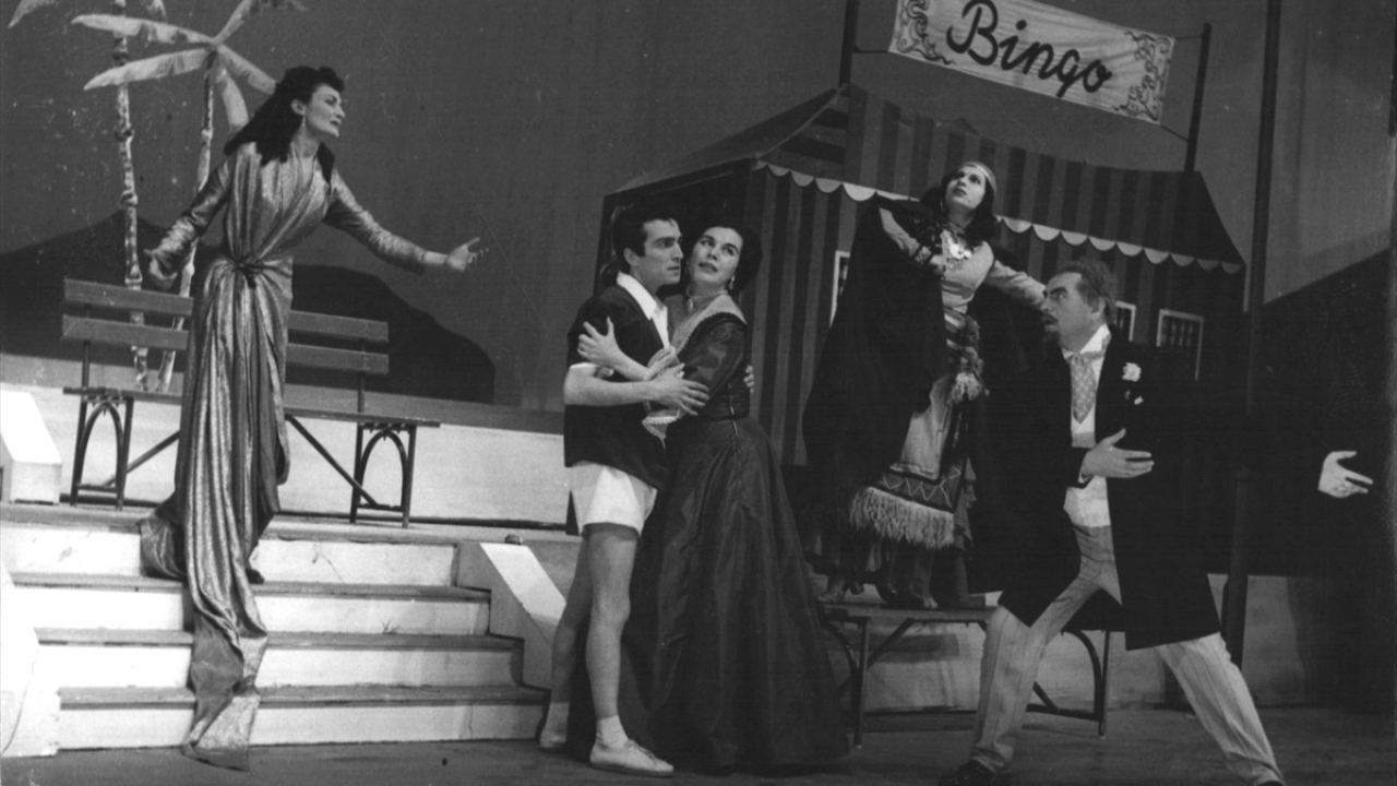 Kenter, Thornton Wilde`nin 1952`de sahnelenen "Ramak Kaldı" oyununda başrol oynadı. (Arşiv)