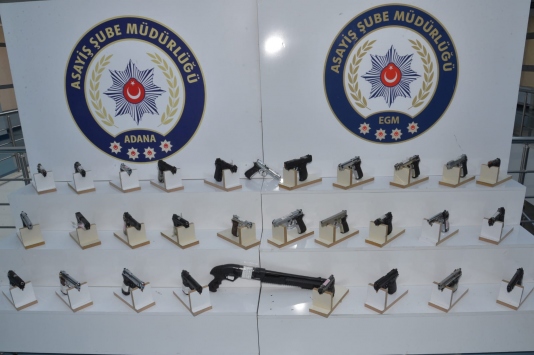 Adanada polis denetimlerinde 66 silah ele geçirildi