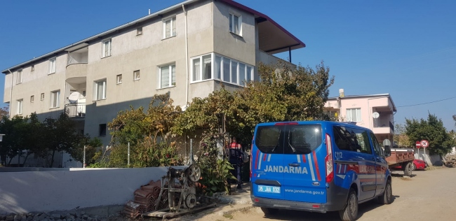 İzmirde boğazından bıçaklanan kadın yaşamını yitirdi