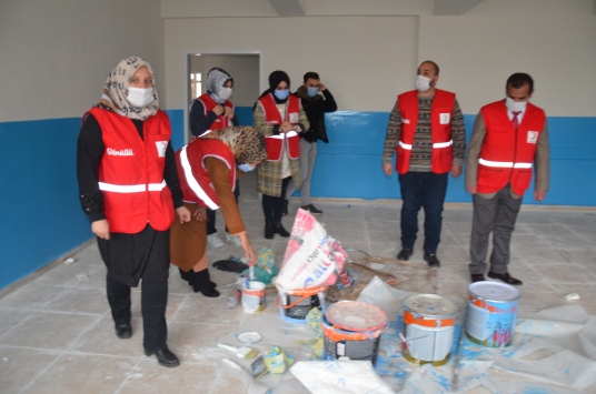 Türk Kızılay gönüllüleri ara tatilde köy okulunu boyayıp sınıfları temizledi