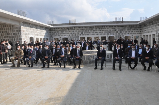 Teröristlerin yaktığı tarihi kasrın benzeri Şırnak Üniversitesi yerleşkesine yapıldı