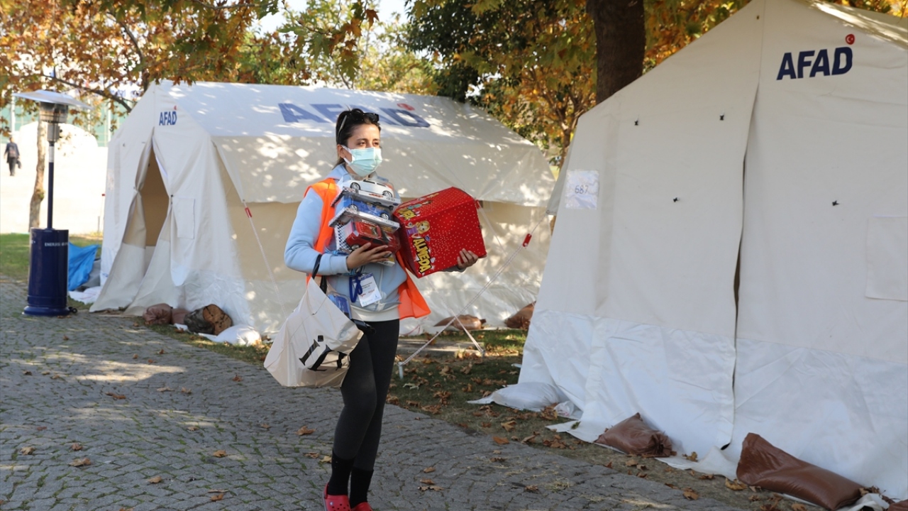 Seferihisar açıklarında meydana gelen 6.6 büyüklüğündeki depremin ardından Türkiye`nin her yerinden hayırseverler, İzmir`deki depremzedelerin yardımına koştu. 