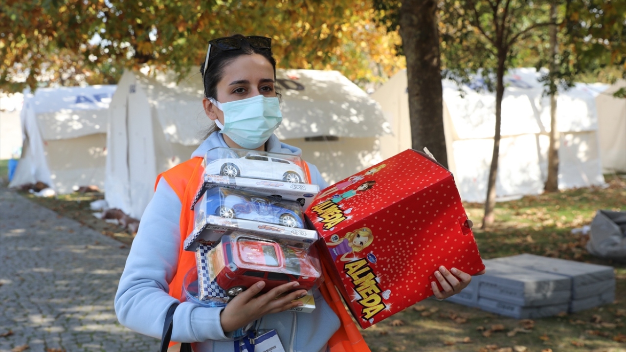 Kendisi de depremzede çadırda kalan inşaat mühendisi Ayça Aydın da yardım için koşanlardan biri oldu. 