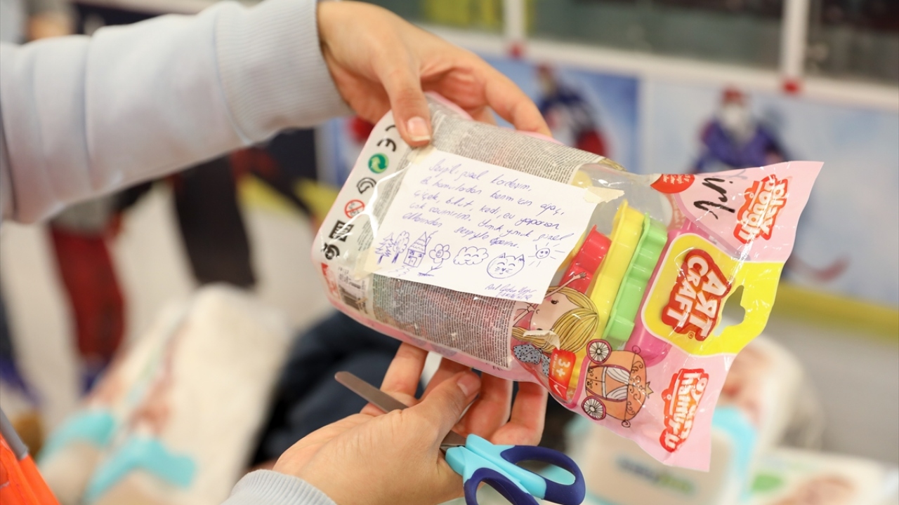 Aşık Veysel Rekreasyon Alanı`nda oluşturulan çadır kentte ailesiyle kalan Aydın, deprem sonrası yaşadıklarını anlattı.