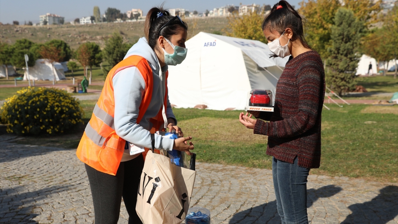 Gelen yardımlar için rekreasyon alanını adres gösterdiğini söyleyen Aydın, yardımların İzmir Büyükşehir Belediyesi aracılığıyla dağıtıldığını, kendisinin de dağıtımda görev aldığını dile getirdi.