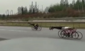 Motosikleti yatarak kullanan iki sürücüye 9 bin 750 lira ceza