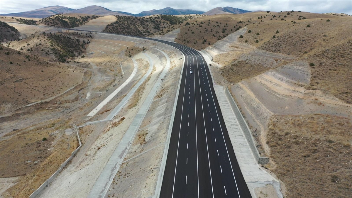 Eski yolun baraj suları altında kalması nedeniyle yaklaşık 7 aydır alternatif yolu kullanan sürücüler, yeni yapılan 4 şeritli kara yolunun 2 şeridini kullanmaya başladı.