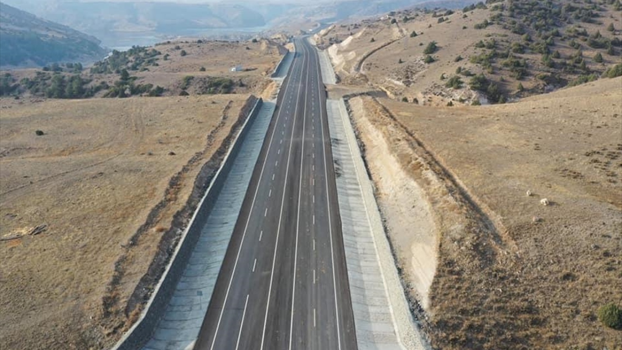 Yolu kullanmaya başlayan sürücülerden Çetin Yaray da gazetecilere yaptığı açıklamada, bugün bir kısmı açılan yolu kullanmaya başladıklarını ve yolun çok güzel olduğunu ifade etti.