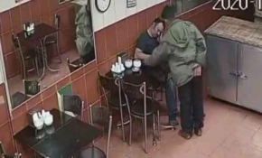 Sandalyede uyuyakaldı, cep telefonunu kaptırdı