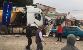 Hafriyat kamyonu 11 araca çarptı