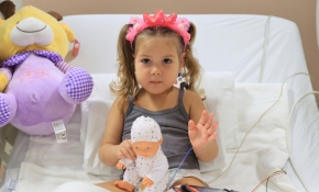 Minik Ayda hâlâ annesini bekliyor