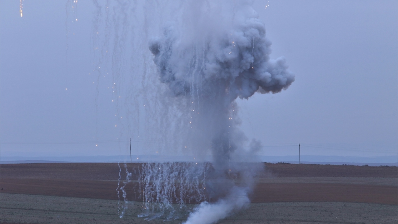 Hacıyev ve gazeteciler önce Alhanlı köyünde Ermenistan ordusunca atılan fakat patlamayan beyaz fosforlu merminin etkisiz hale getirilmesini izledi.