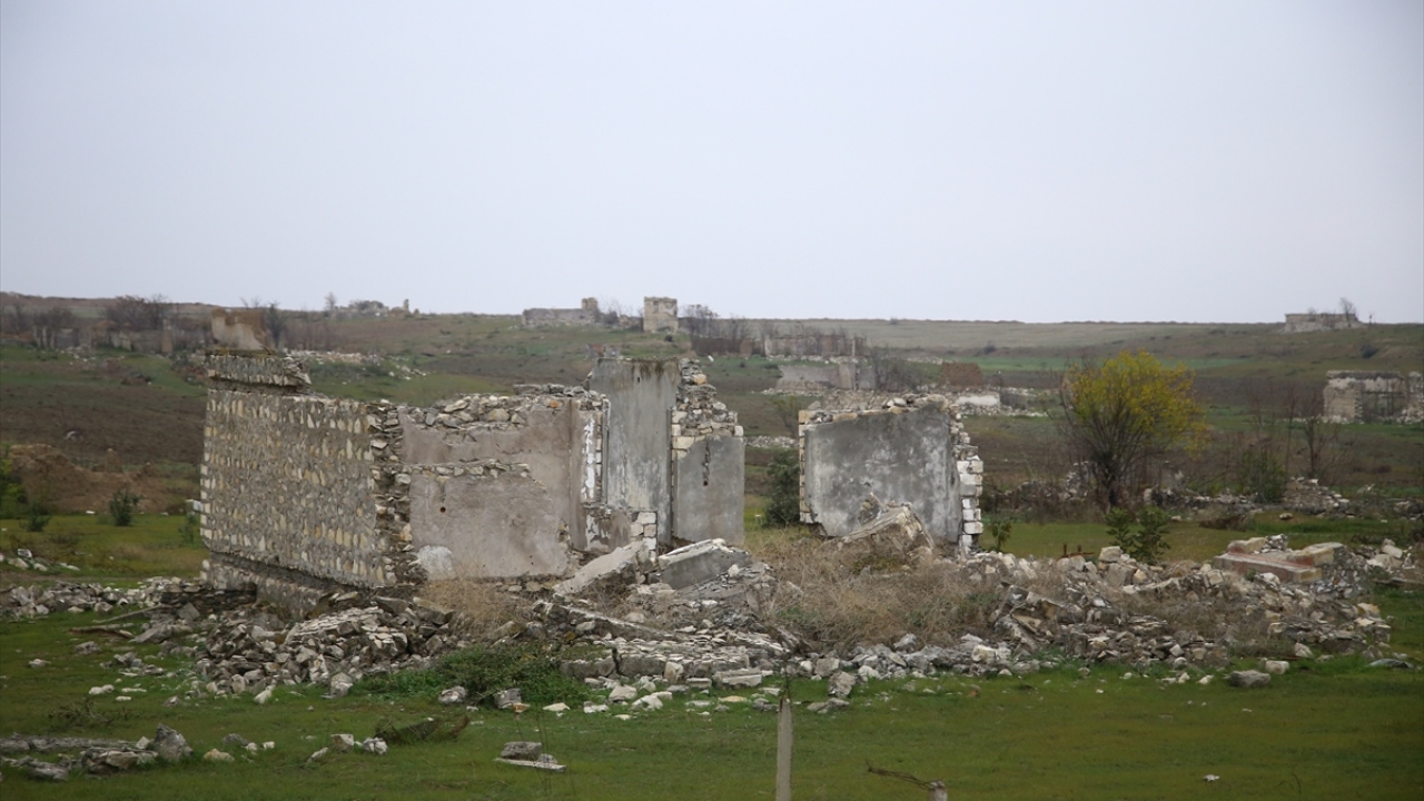 Azerbaycan ordusunun 17 Ekim`de işgalden kurtardığı Fuzuli kentinde neredeyse sağlam bina bulunmuyor.