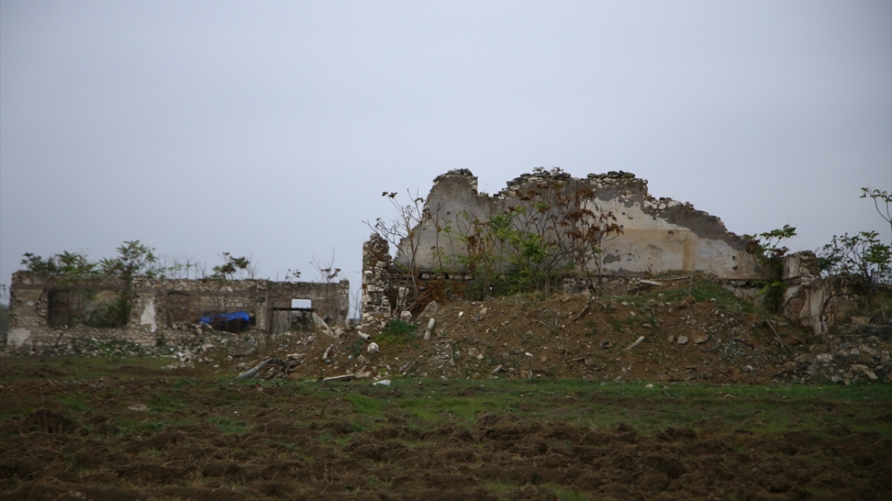 Bir zamanlar 100 bin Azerbaycanlının yaşadığı kent artık bozuk yollardan ve sadece bazı taşları kalan binalardan oluşuyor.