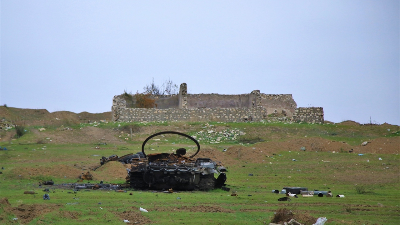 Yol boyunca uzanan tüm köyler de harabe durumda. 